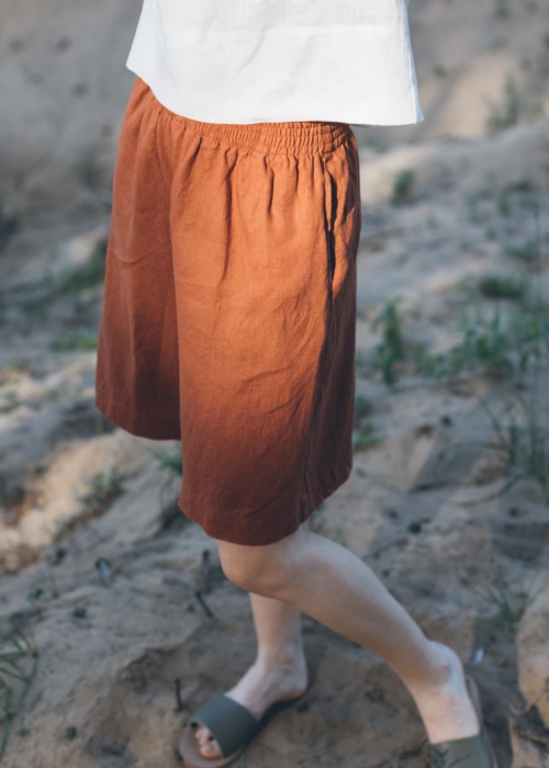 Loose linen shorts with elastic waistband and pockets