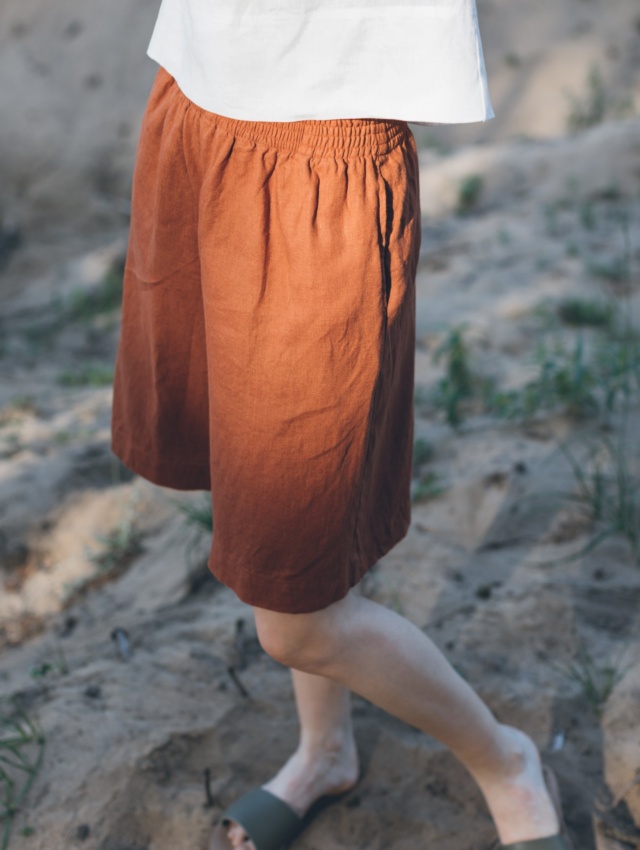 Loose linen shorts with elastic waistband and pockets