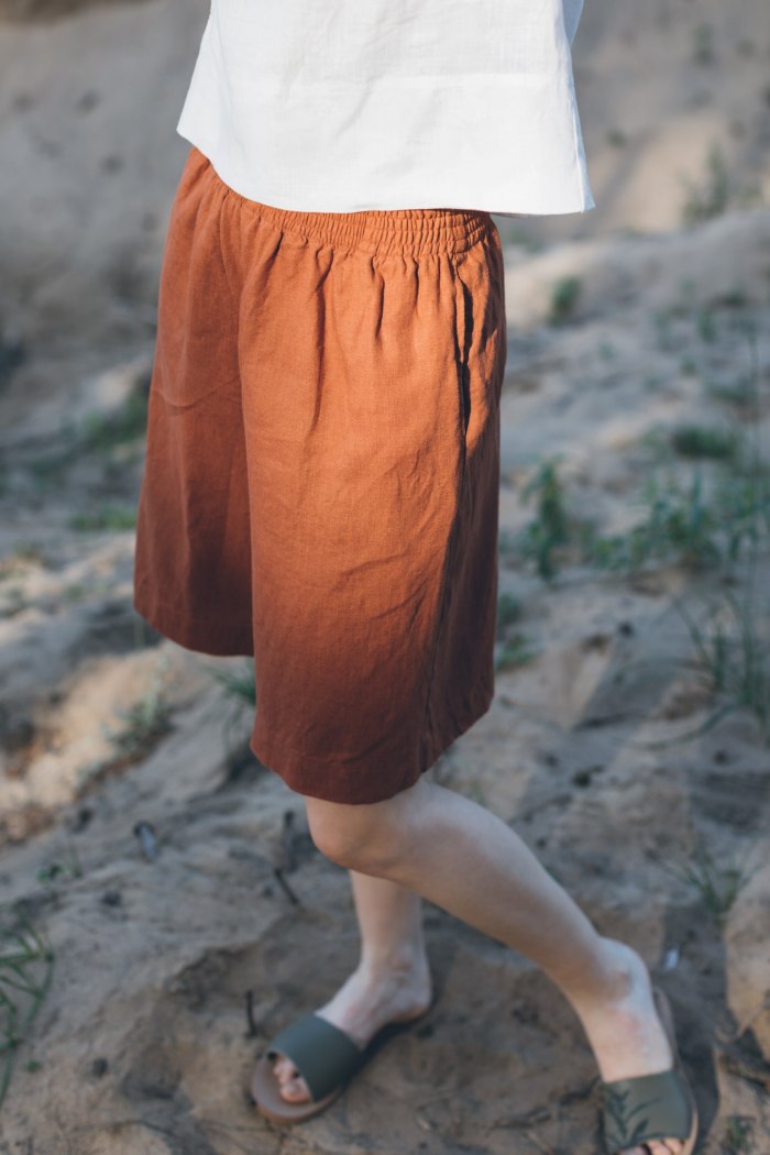 Loose linen shorts with elastic waistband and pockets