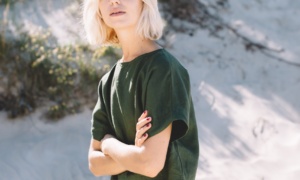 Linenfox model in linen green short sleeve top