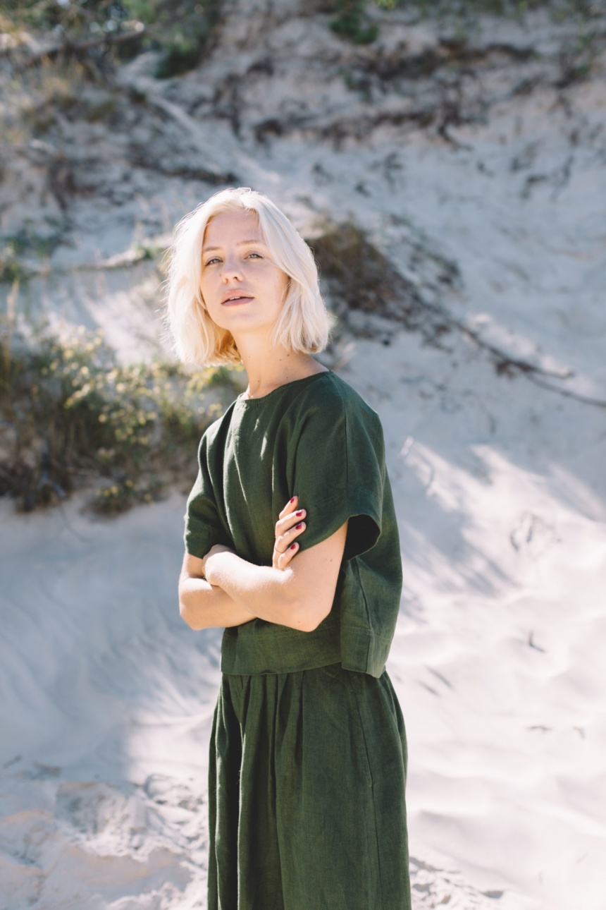 Linenfox model in linen green short sleeve top