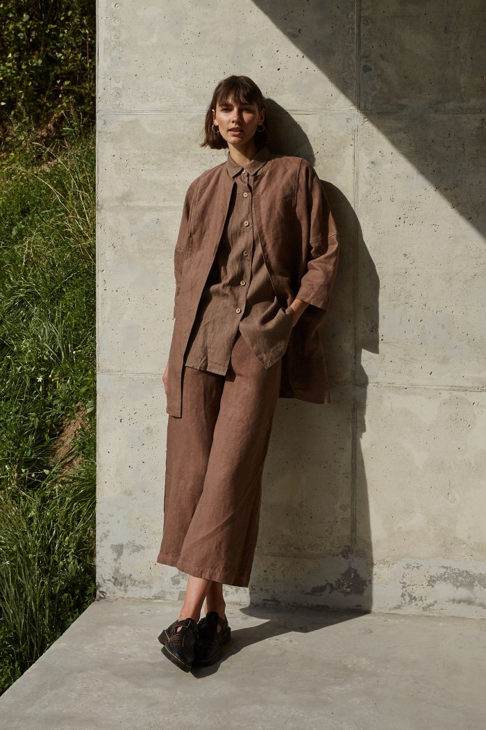Linenfox model wearing heavy linen wide leg trousers in brown