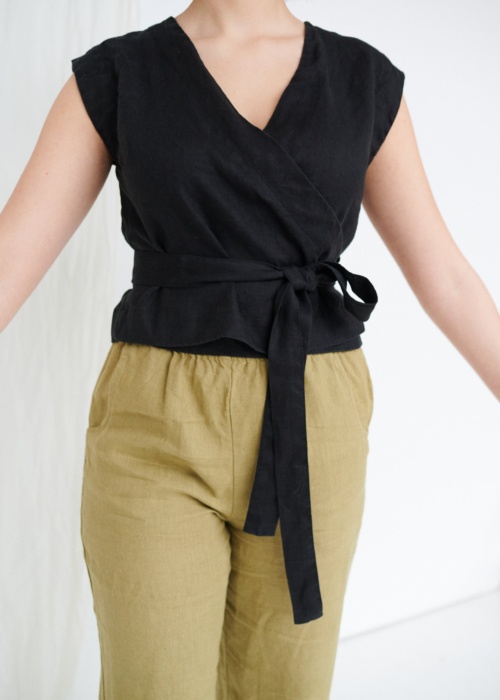 Comfortable and versatile linen cropped top