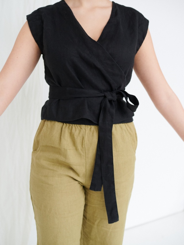 Comfortable and versatile linen cropped top