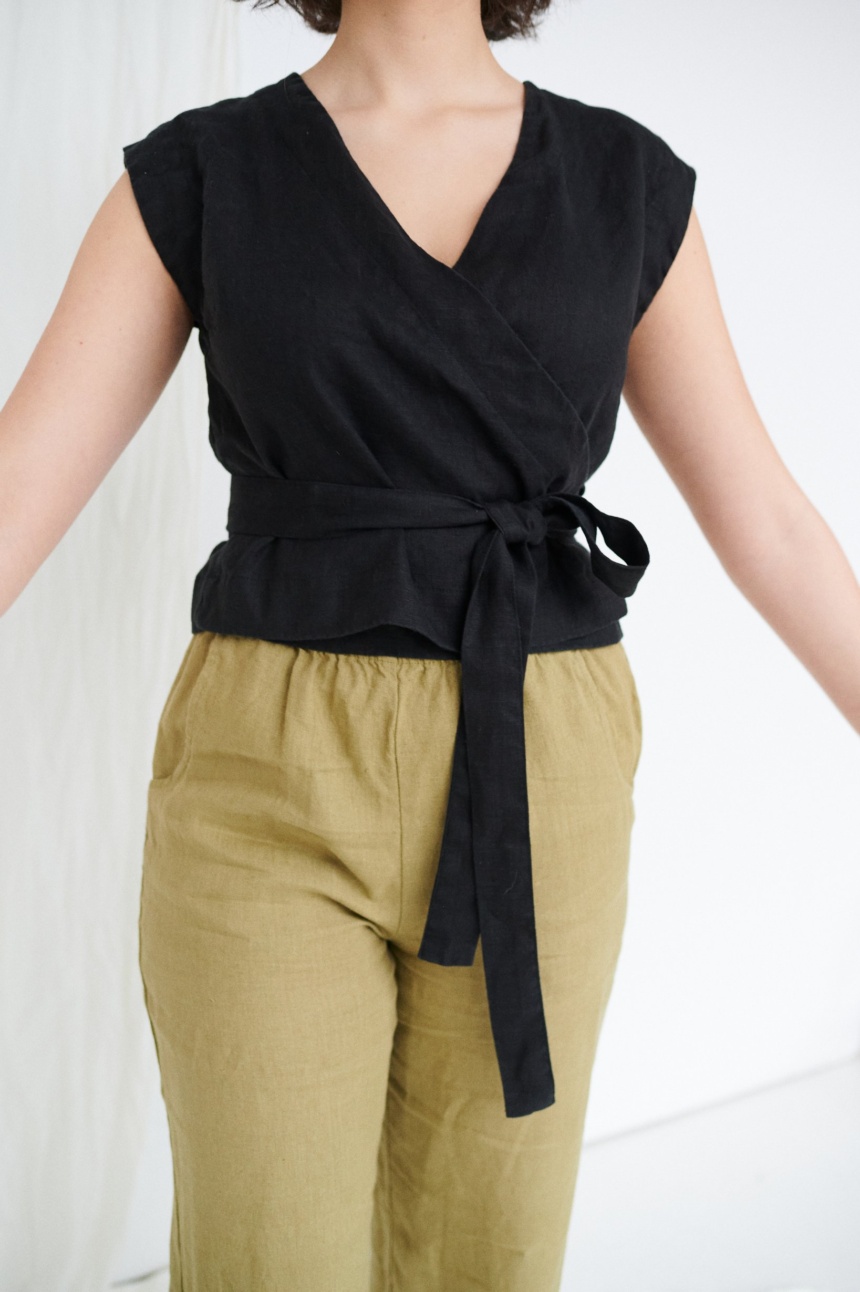 Comfortable and versatile linen cropped top