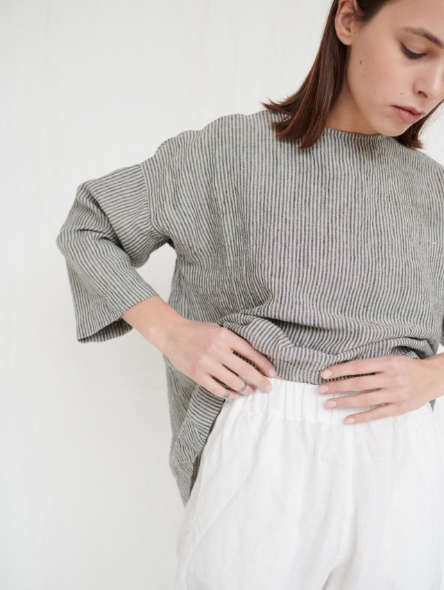 Grey striped linen tunic with white pants combination