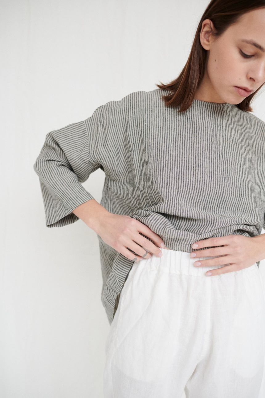 Grey striped linen tunic with white pants combination