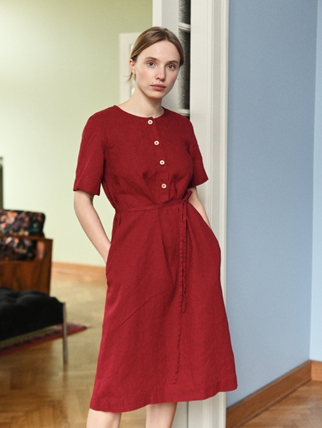 Short sleeve summer dress with wooden buttons