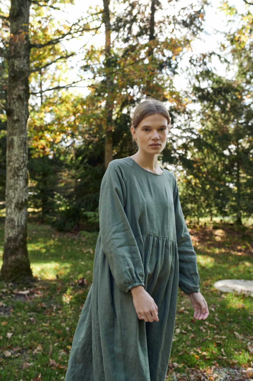 Linenfox model in long sleeve linen smock dress