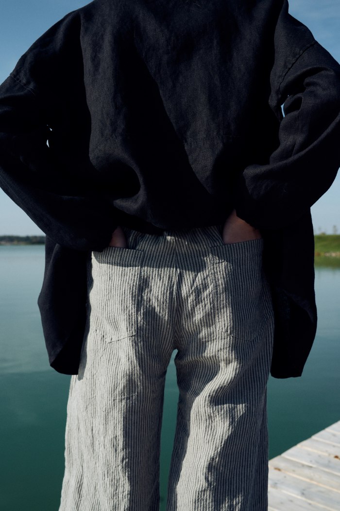 Back pockets of grey striped linen pants