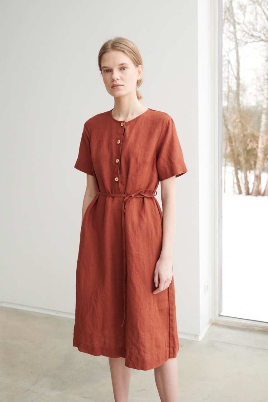 Timeless design linen dress with buttons and sleeves