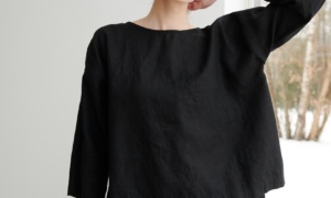 Oversized linen tunic with grey pants