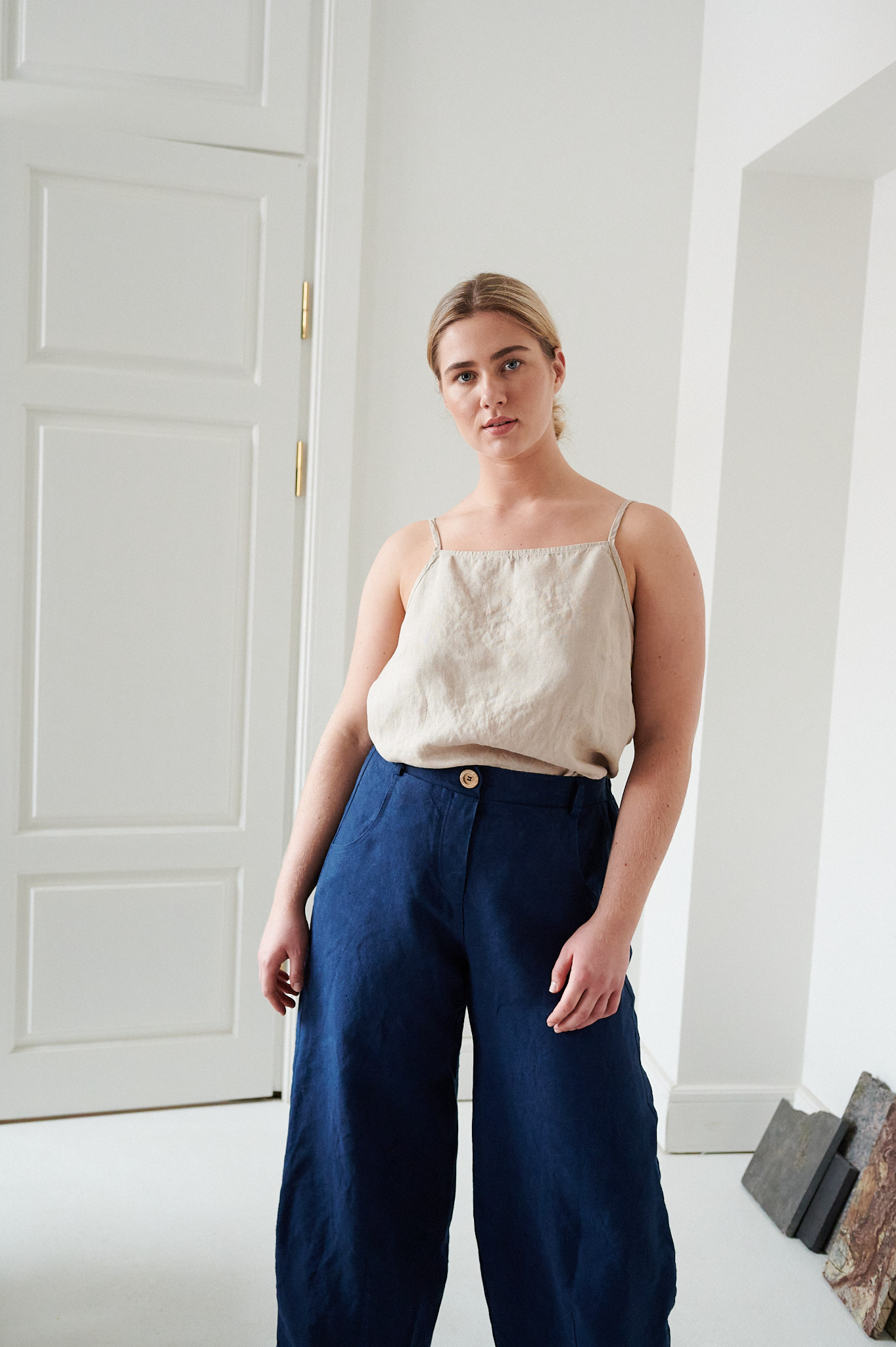 The top of the barrel trousers from natural dark blue heavy linen