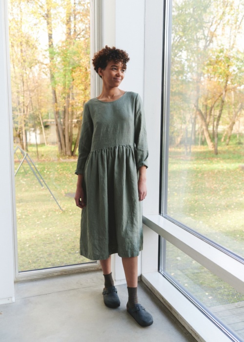 Loose fit linen dress with long sleeves