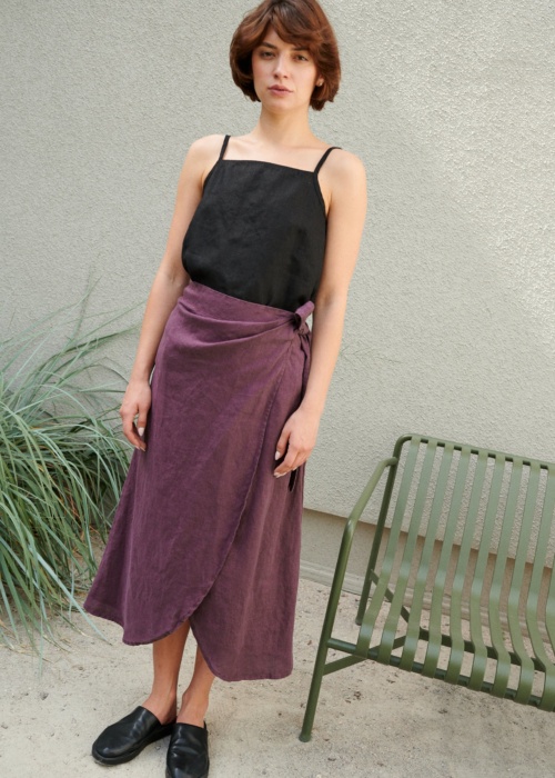 A violet linen skirt and a black linen summer top outfit