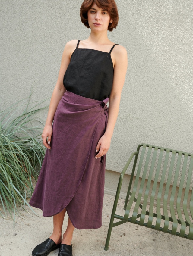 A violet linen skirt and a black linen summer top outfit