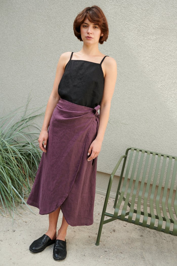 A violet linen skirt and a black linen summer top outfit