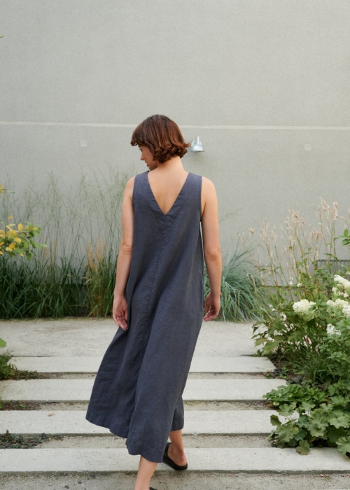 Back of a long sleveless linen dress with a V cut in the back