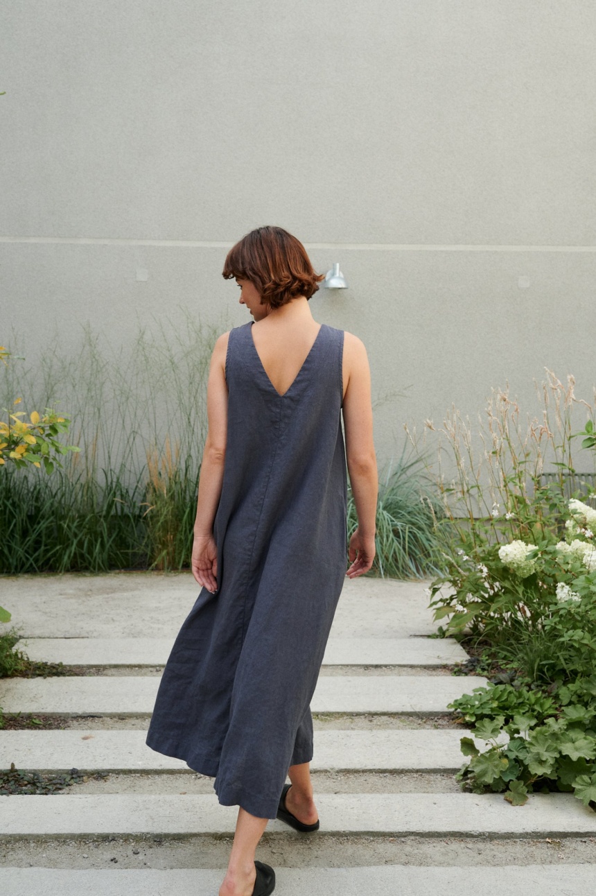 Back of a long sleveless linen dress with a V cut in the back