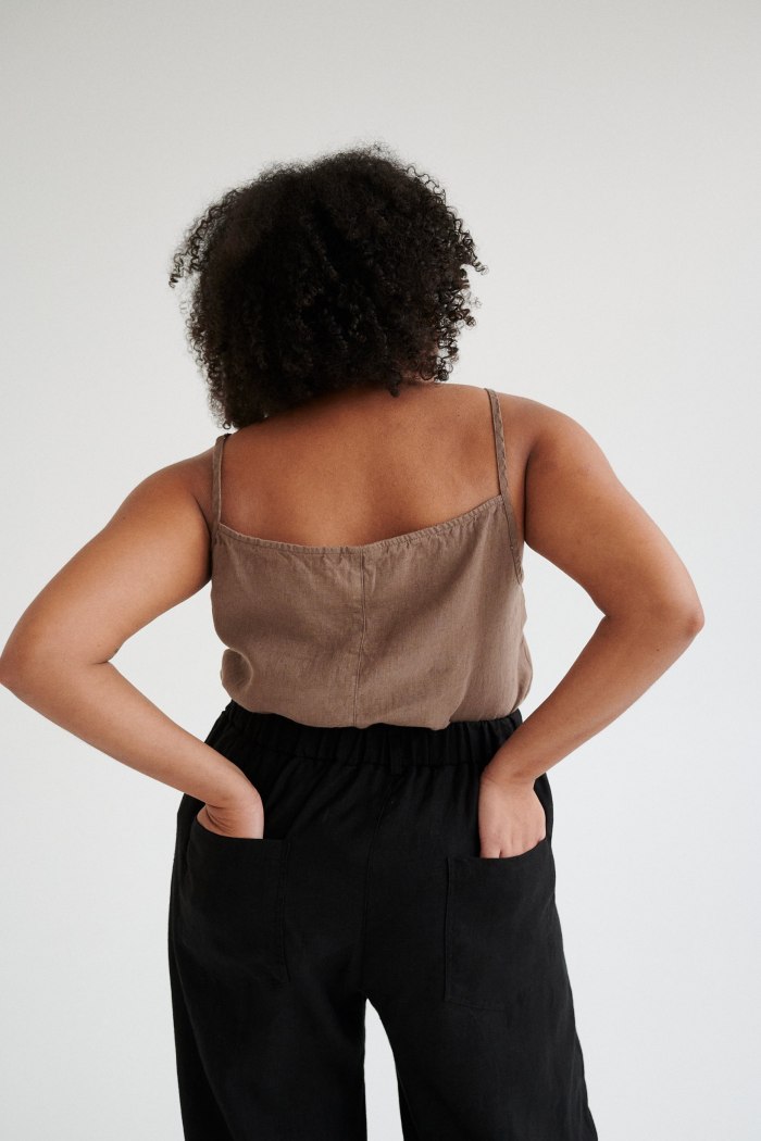 High-waisted linen trousers with an elasticated waistband and pockets in the back