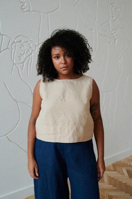 Front of a model wearing a casual cropped sleeveless linen top