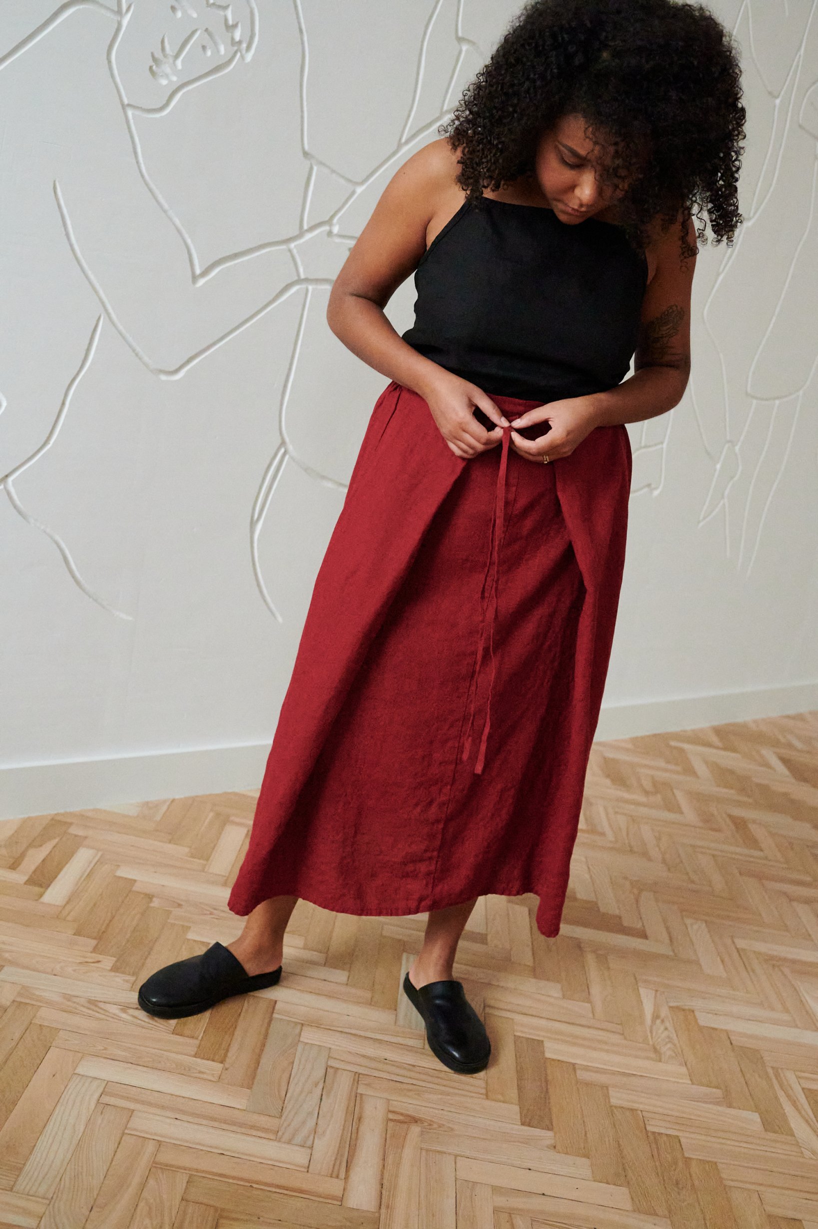 A long linen skirt with two front pleats and a thin belt