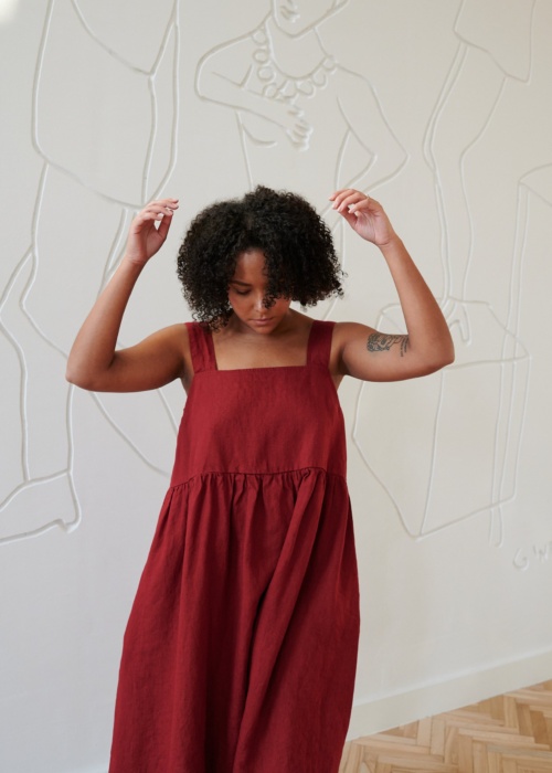 A model in sleeveless oversized linen red dress