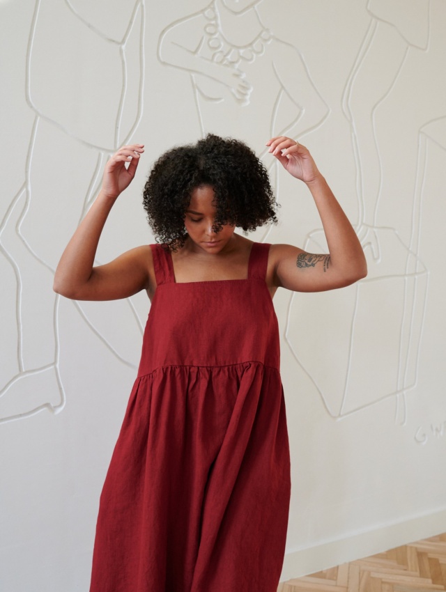 A model in sleeveless oversized linen red dress