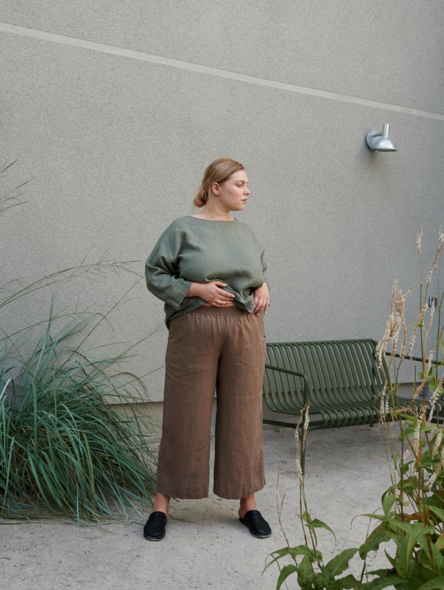 Hight-waisted wide-leg linen pants with an elasticated waistband