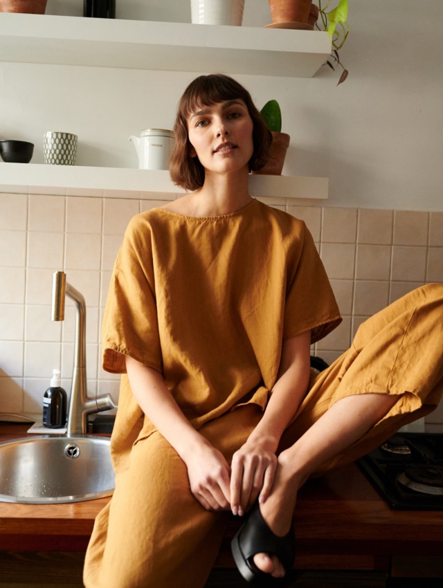 Model in loose-fitting linen trousers and an oversized linen top outfit