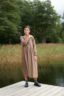 Model in oversized long sleeve linen smock dress