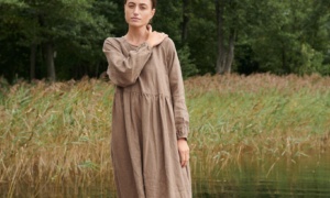 Model in oversized long sleeve linen smock dress