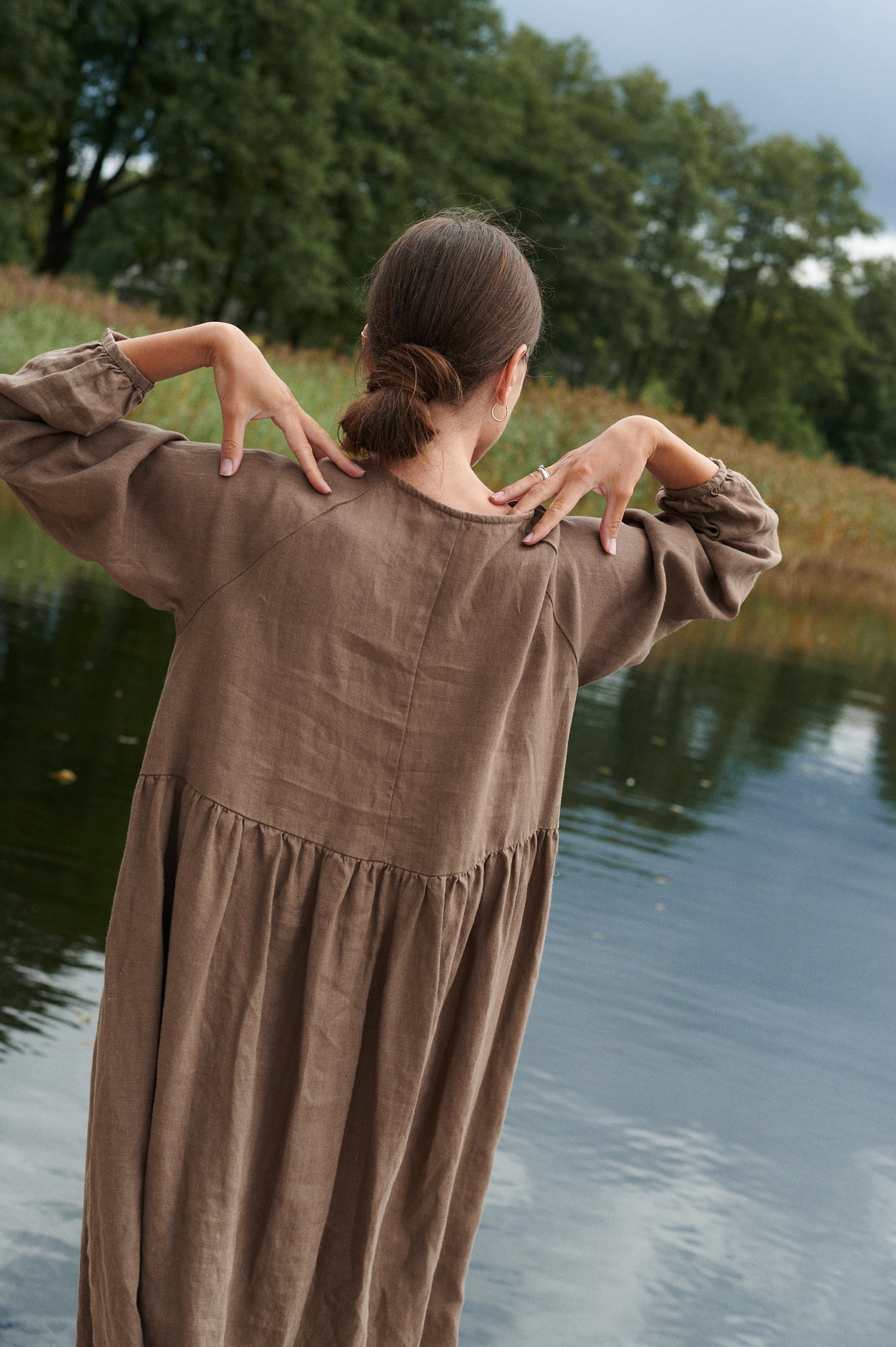 Back of the linen oversized dress in brown