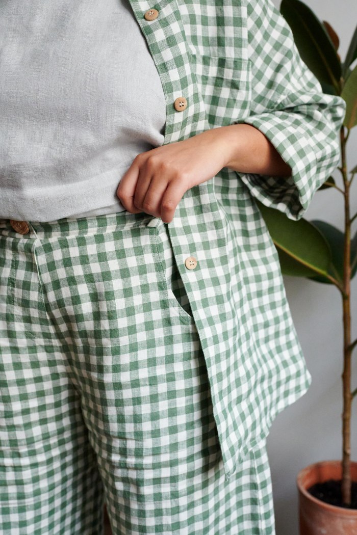 Elasticated waist of green gingham linen trousers