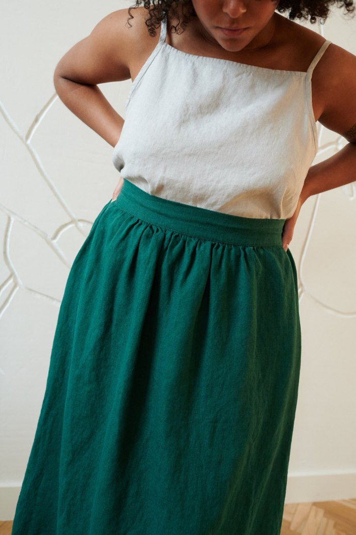 Flat waistband of midi linen skirt in emerald green