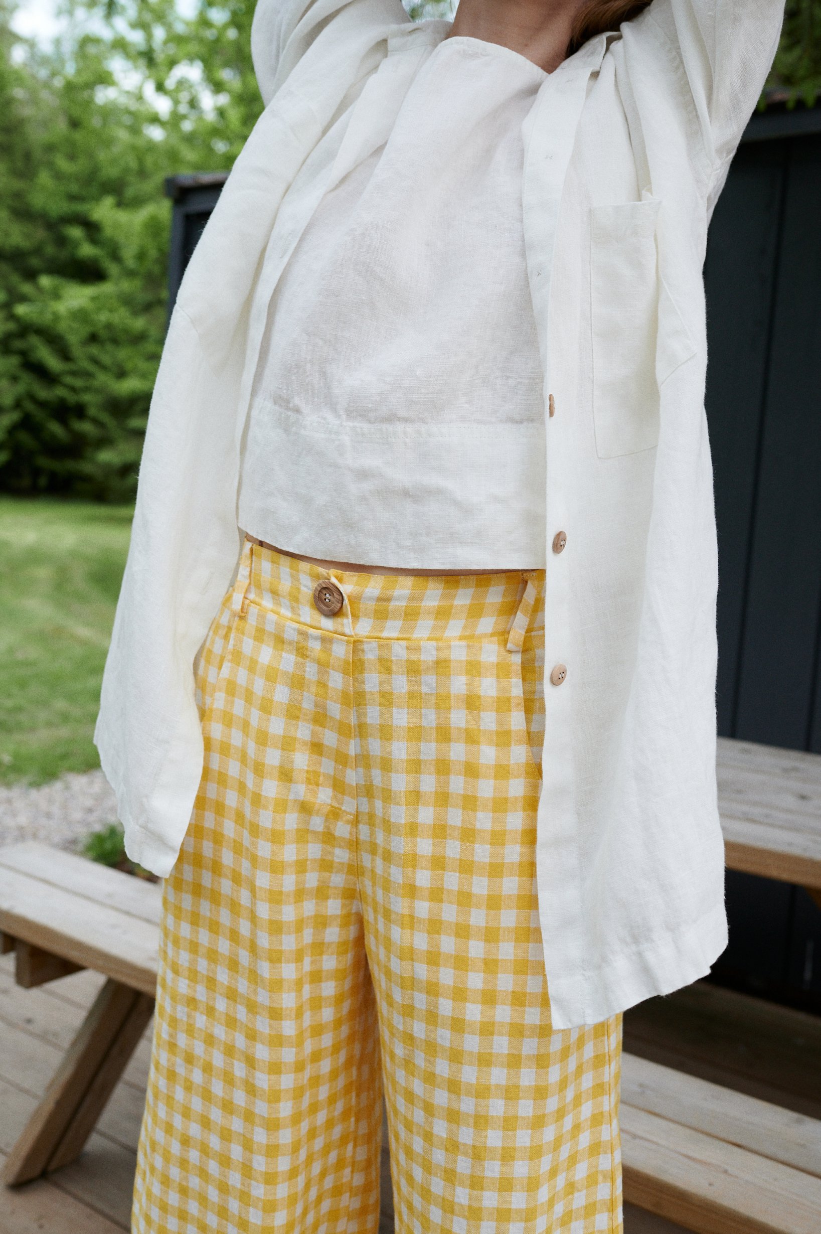 Waist of yellow gingham linen barrel trousers