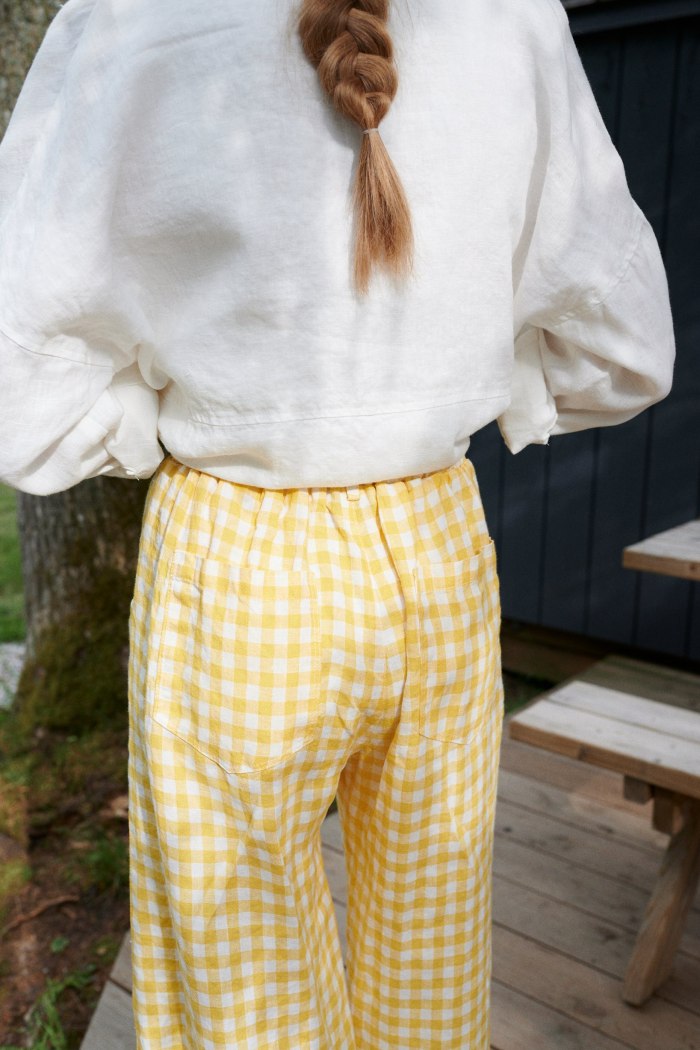 The back elastic of yellow gingham linen pants