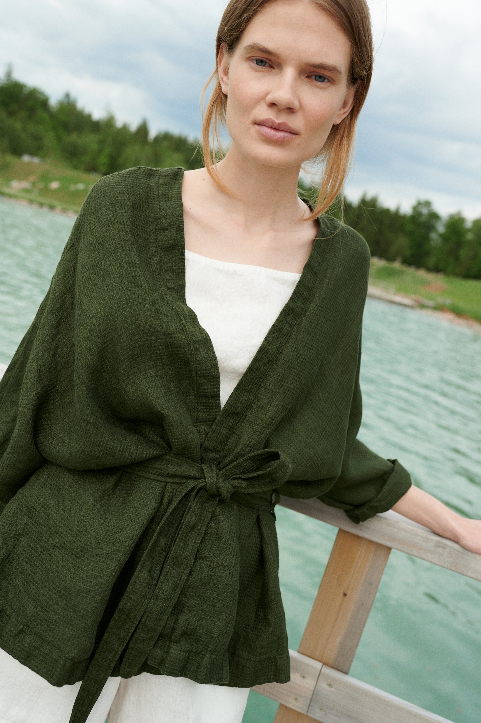 An loose-fitting waffle linen jacket with wide sleeves and a belt