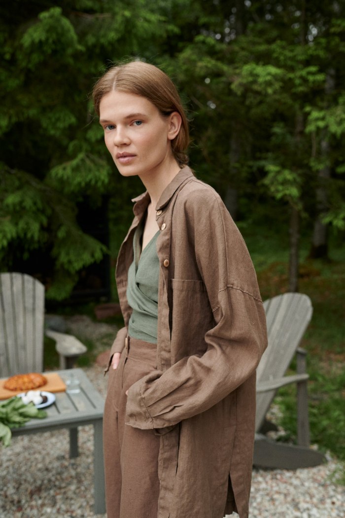 A woman in long sleeve linen broen shirt