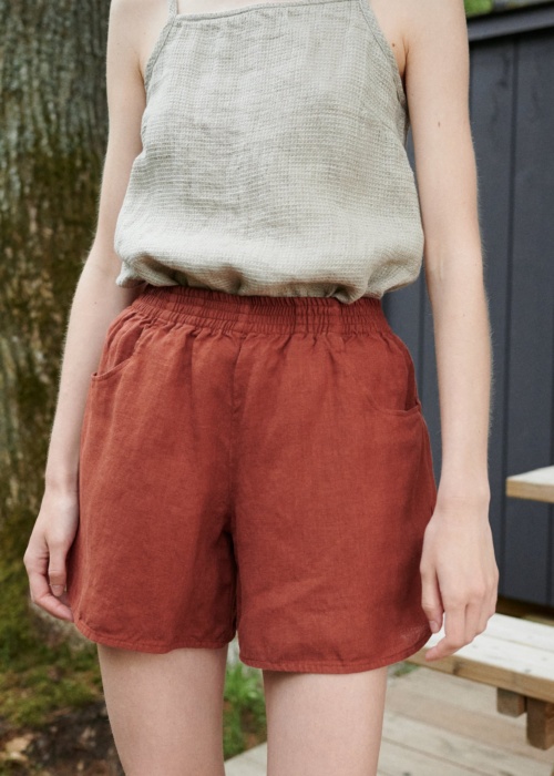 Details of summer linen shorts with pockets and a fully elasticated waistband