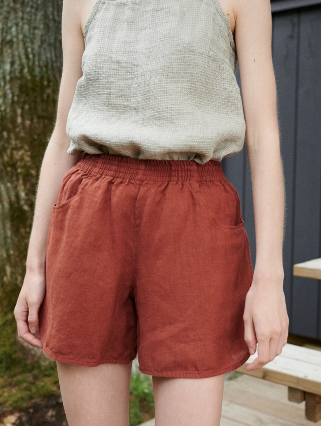 Details of summer linen shorts with pockets and a fully elasticated waistband