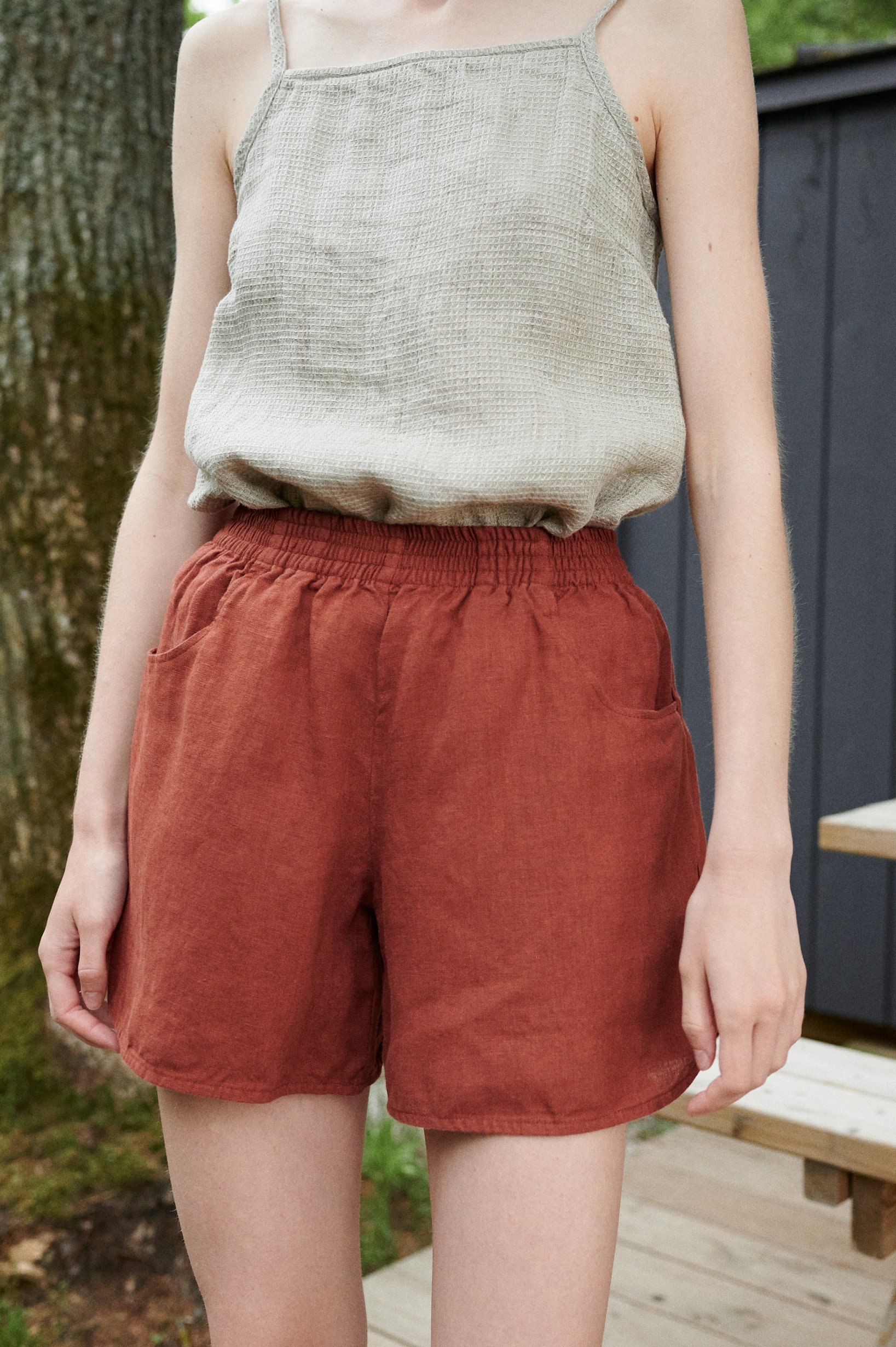 Details of summer linen shorts with pockets and a fully elasticated waistband