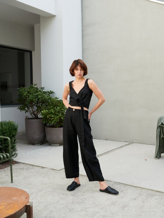 A french model in heavy linen black wide leg trousers