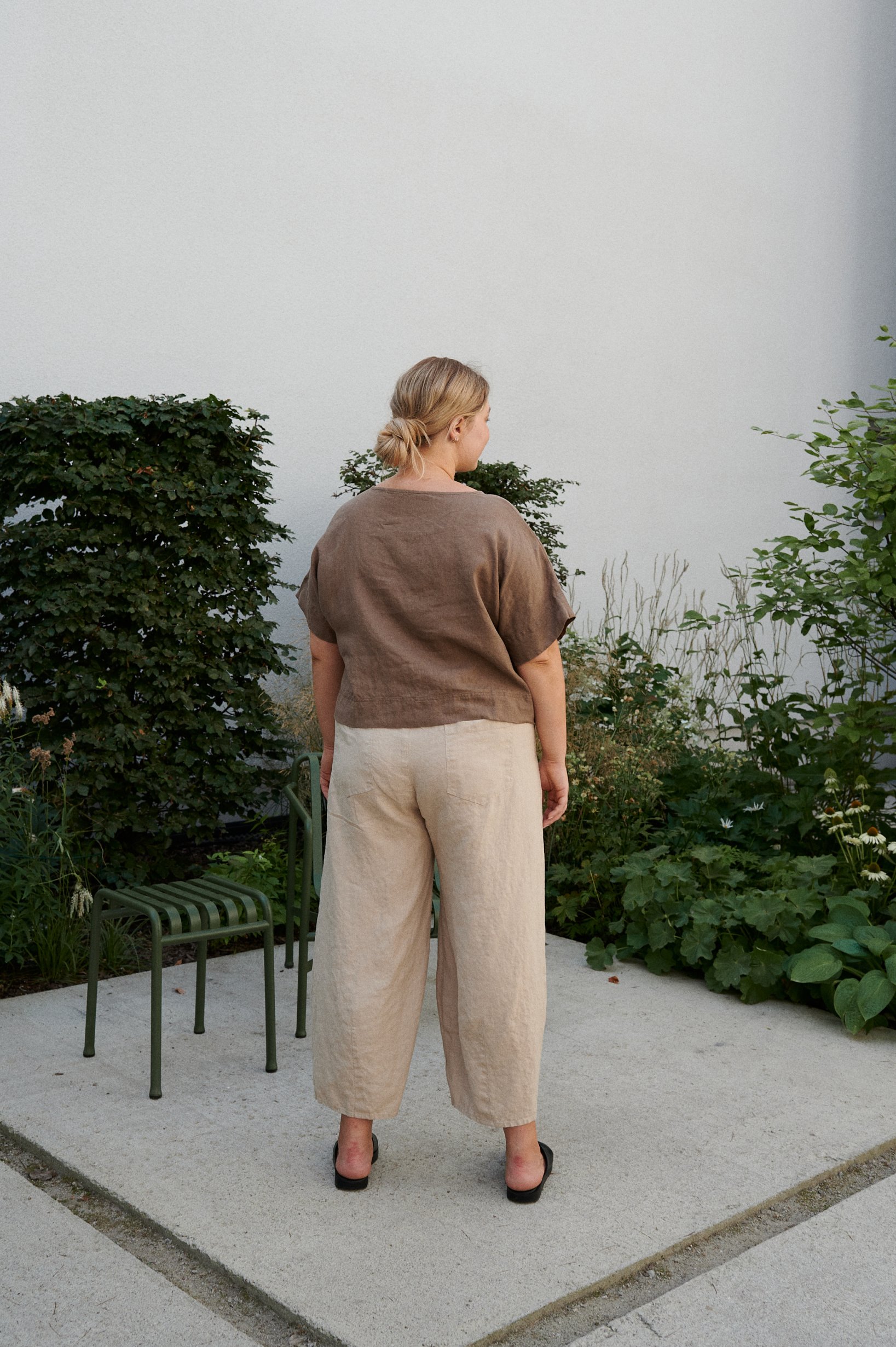 The back of linen high waisted barrel trousers in beige