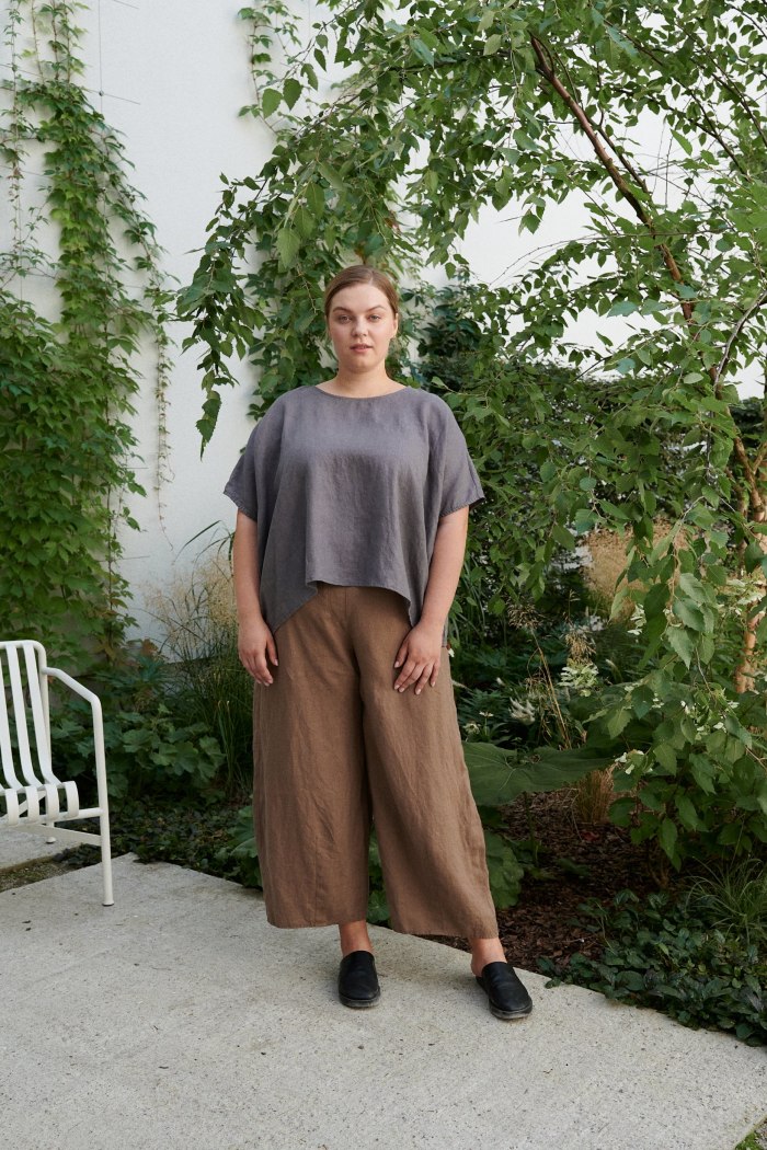 A plus size model in brown linen summer trousers