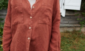 Long casual linen shirt with unbuttoned collar and sleeves