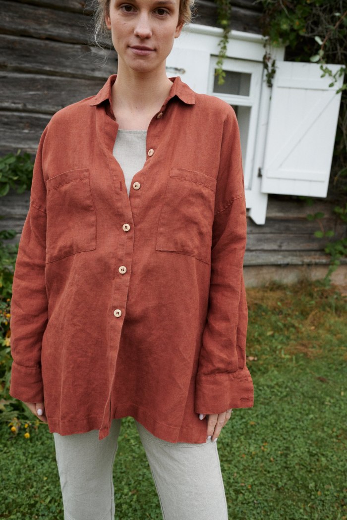 Long casual linen shirt with unbuttoned collar and sleeves