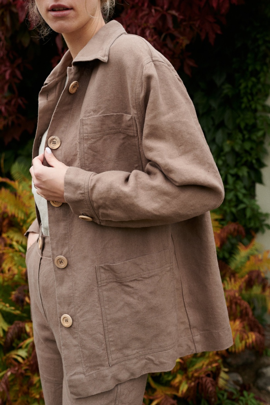 Heavy linen jacket with wooden buttons