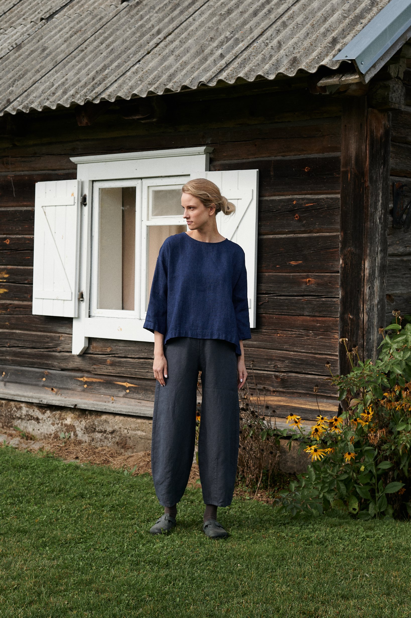 Loose-fitting navy blue linen tunic and linen trousers