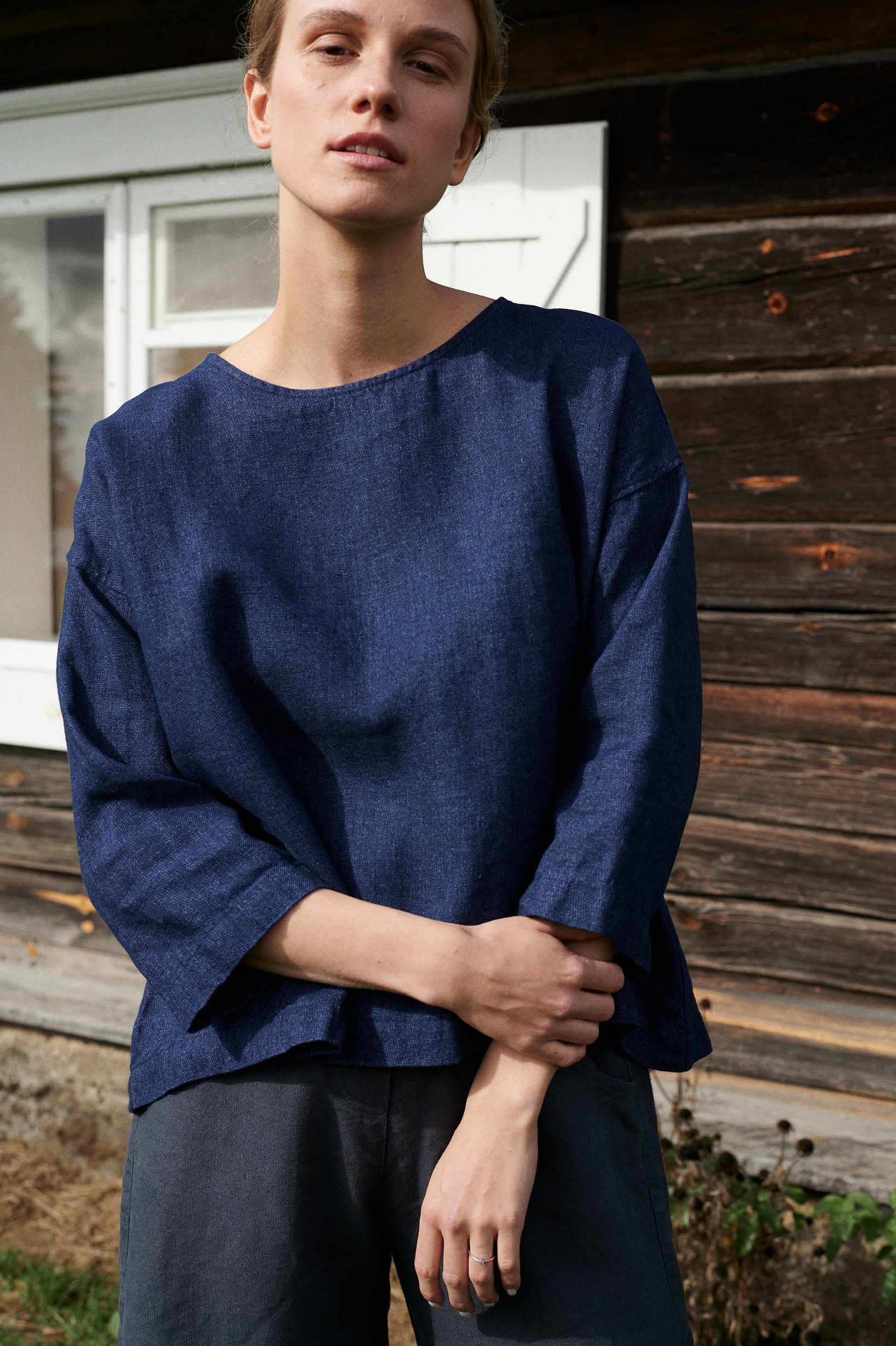 Three-quarter sleeves of navy blue linen wool blend tunic